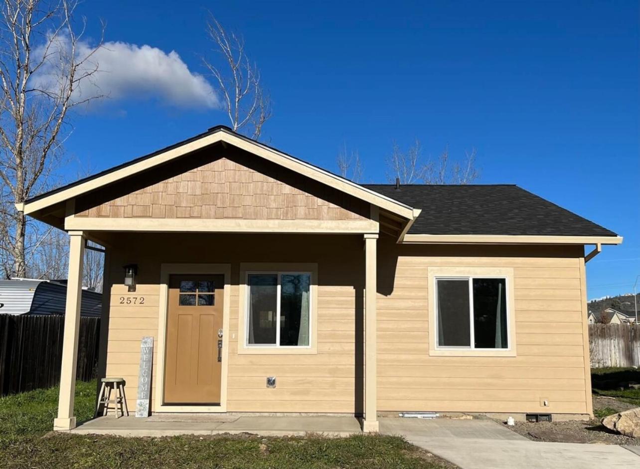 Cheerful New 2 Bedroom Home In Cul De Sac Netflix Медфорд Екстериор снимка
